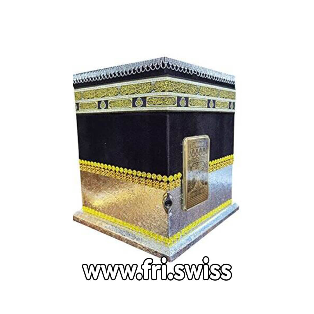 Kuti me dizajnin e Qabes, me tespih, Kuran Arabisht dhe sexhade - Box mit dem Design der Kaaba, mit tespi, arabischem Koran und Gebetesteppich