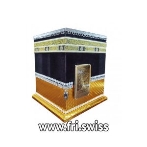 Kuti me dizajnin e Qabes, me tespih, Kuran Arabisht dhe sexhade - Box mit dem Design der Kaaba, mit tespi, arabischem Koran und Gebetesteppich